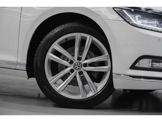 VOLKSWAGEN-PASSAT-2017