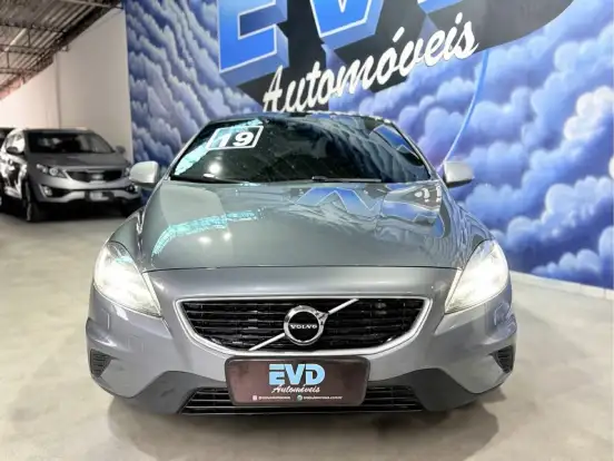 VOLVO-V40-2018