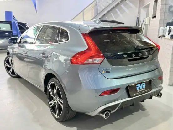 VOLVO-V40-2018