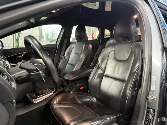 VOLVO-V40-2018