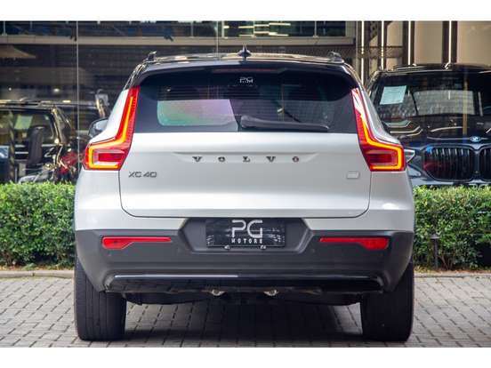 VOLVO-XC40-2023