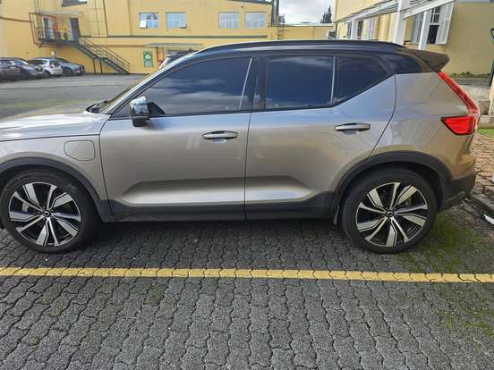 VOLVO-XC40-2021