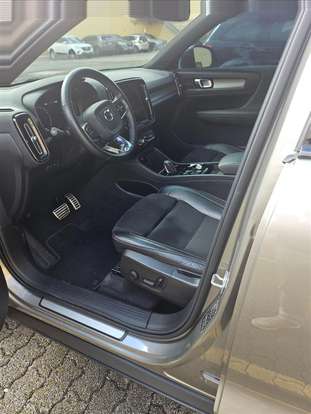 VOLVO-XC40-2021