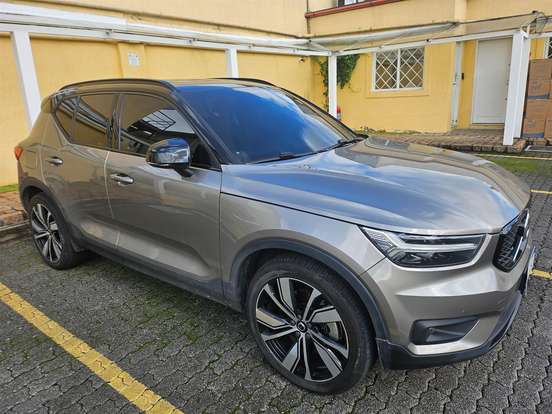 VOLVO-XC40-2021