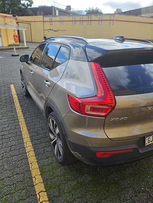 VOLVO-XC40-2021