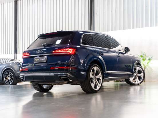AUDI-Q7-2024