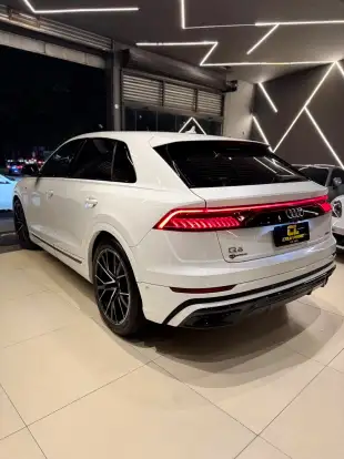 AUDI-Q8-2021