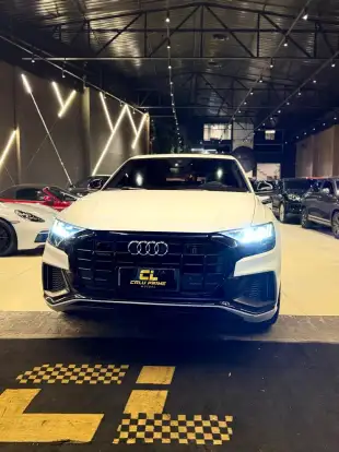 AUDI-Q8-2021