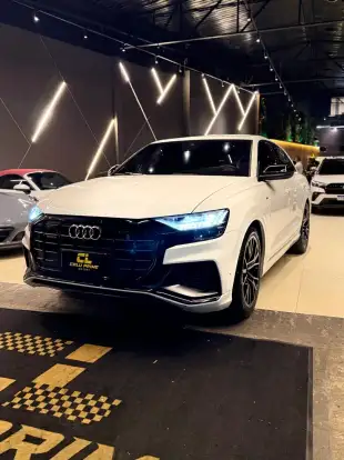 AUDI-Q8-2021