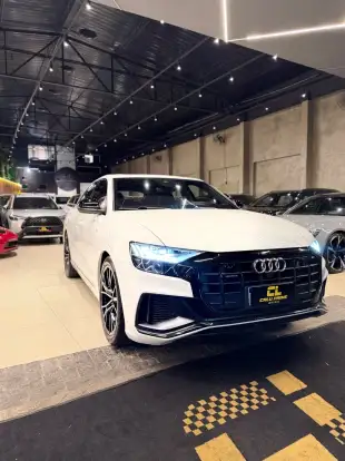 AUDI-Q8-2021