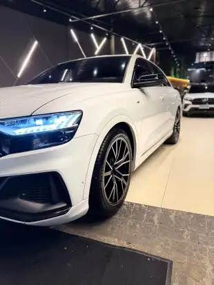 AUDI-Q8-2021