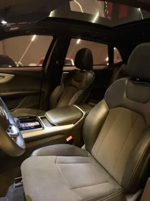 AUDI-Q8-2021