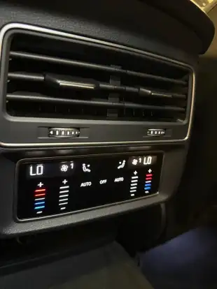 AUDI-Q8-2021