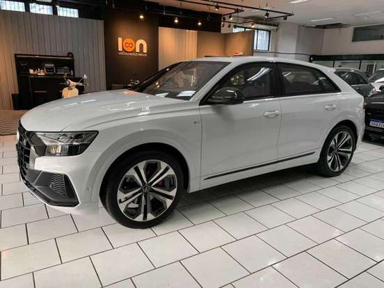 AUDI-Q8-2022
