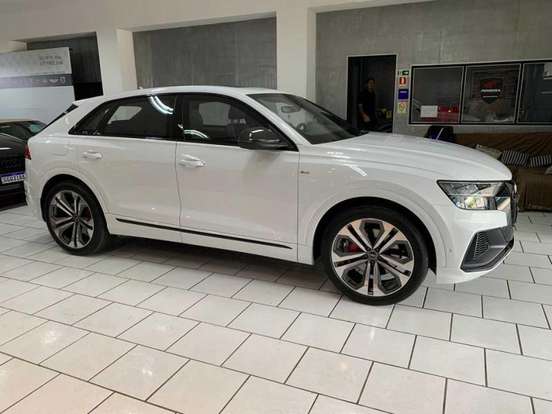 AUDI-Q8-2022