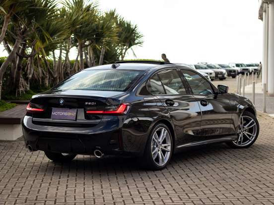 BMW-320i-2023