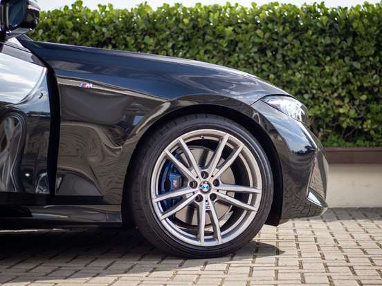 BMW-320i-2023
