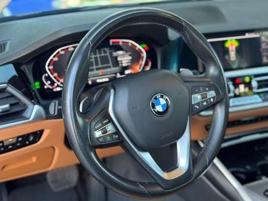 BMW-320i-2022