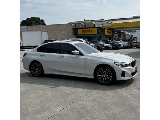 BMW-320i-2022