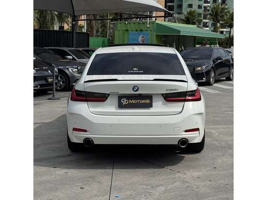 BMW-320i-2022