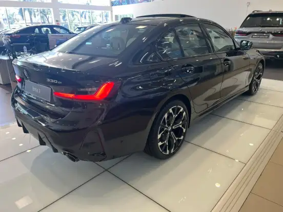 BMW-330e-2025