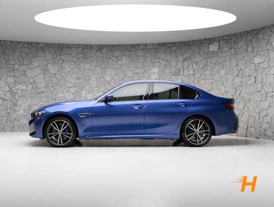 BMW-330e-2022