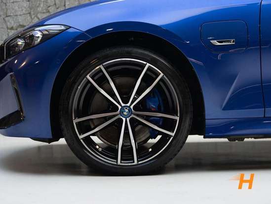 BMW-330e-2022