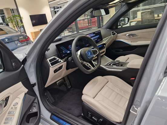 BMW-330e-2025
