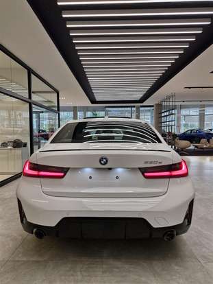 BMW-330e-2025