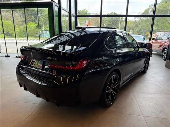 BMW-330e-2023