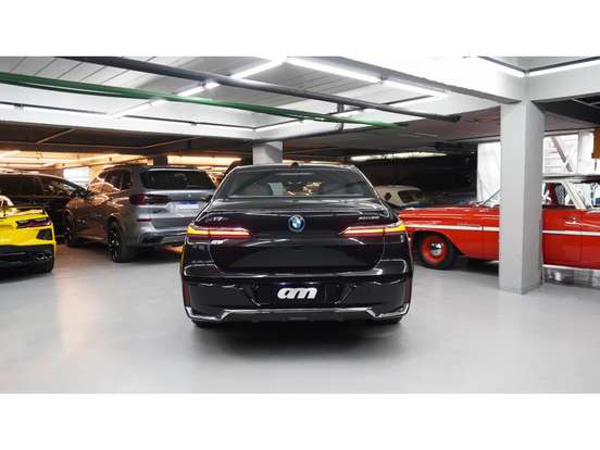 BMW-i7-2023