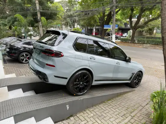 BMW-X7-4.4 V8 GASOLINA M60i STEPTRONIC BMW-X7-2023