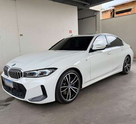 BMW-320i-2023