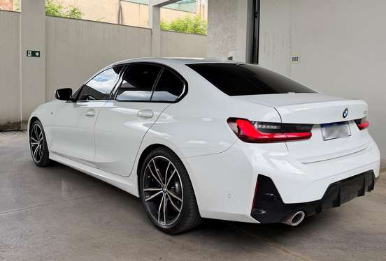 BMW-320i-2023
