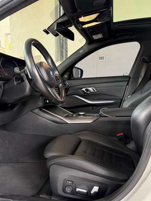 BMW-320i-2023