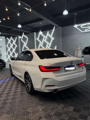 BMW-320i-2023