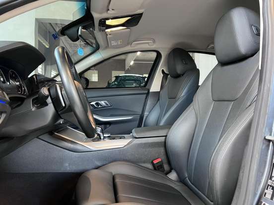 BMW-320i-2019
