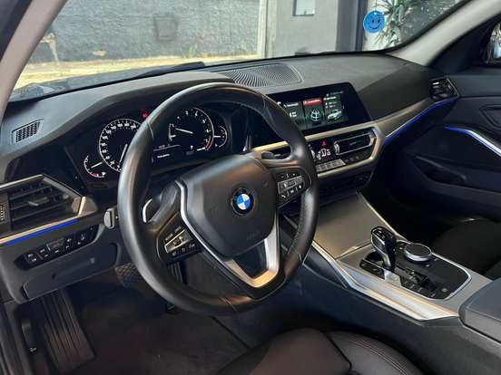 BMW-320i-2019