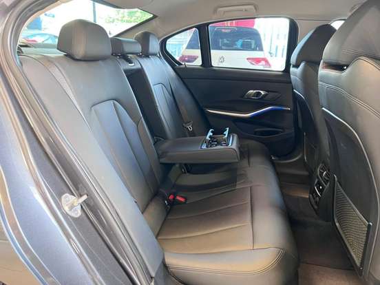 BMW-320i-2019