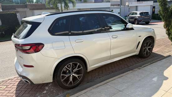 BMW-X5-2021