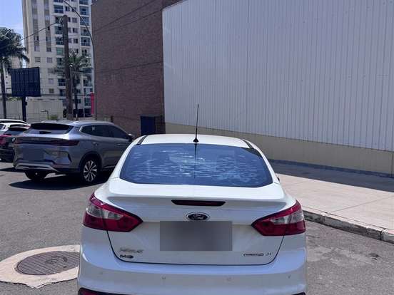 FORD-FOCUS-1.6 SE SEDAN 16V FLEX 4P POWERSHIFT FORD-FOCUS-2014