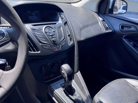 FORD-FOCUS-1.6 SE SEDAN 16V FLEX 4P POWERSHIFT FORD-FOCUS-2014