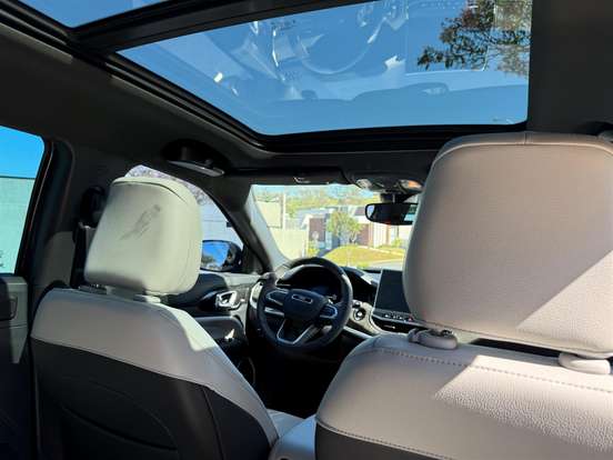 JEEP-COMMANDER-2023