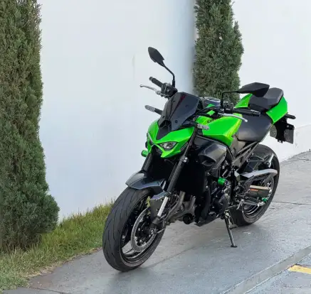 KAWASAKI-Z900-2025