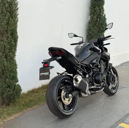 KAWASAKI-Z900-2026