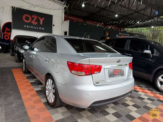 KIA-CERATO-1.6 E.221 SEDAN 16V GASOLINA 4P AUTOMÁTICO KIA-CERATO-2010