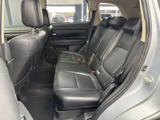 MITSUBISHI-OUTLANDER-2015