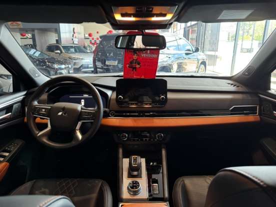 MITSUBISHI-OUTLANDER-2025