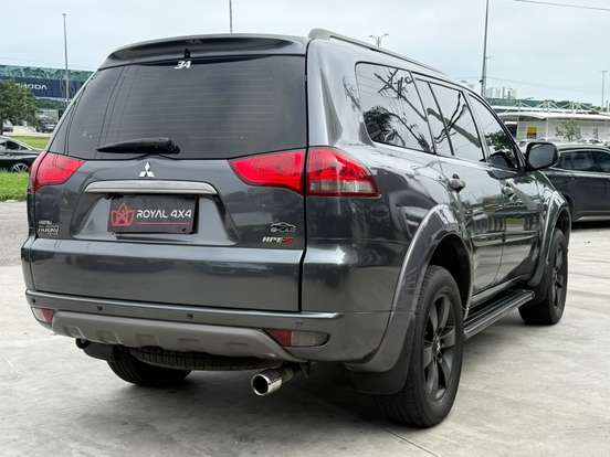 MITSUBISHI-PAJERO-2015