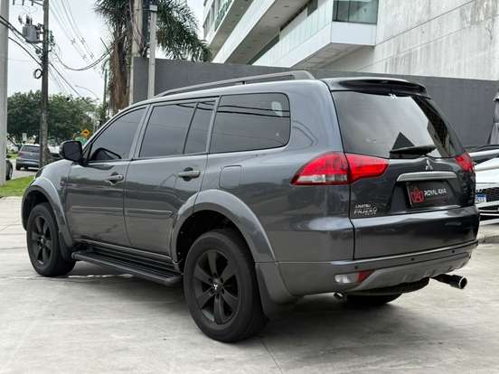 MITSUBISHI-PAJERO-2015